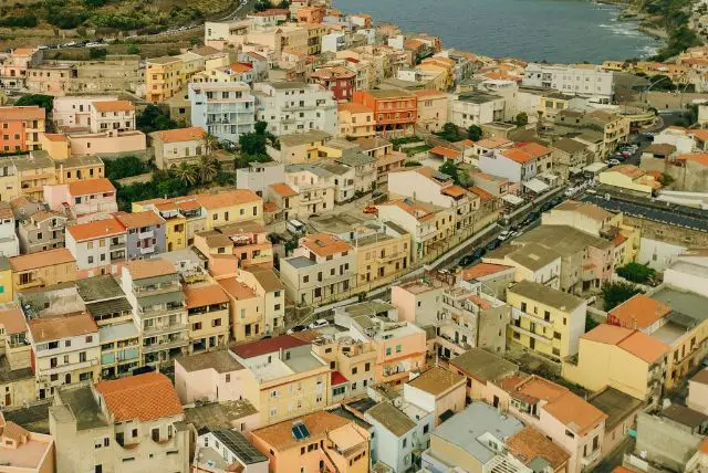 השכרת רכב בסרדיניה - מה חשוב לדעת לגבי נהיגה מבחינת כבישים, מהירות, חוקים, כללים ועוד