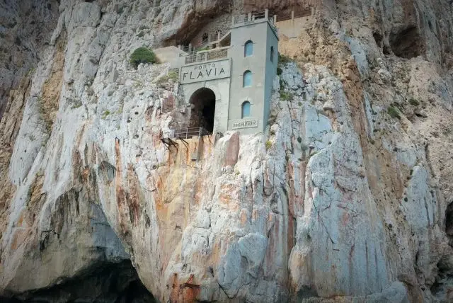 העיירה פורטו פלביה (Porto Flavia) ליד איגלסיאס credit to getyourguide.com