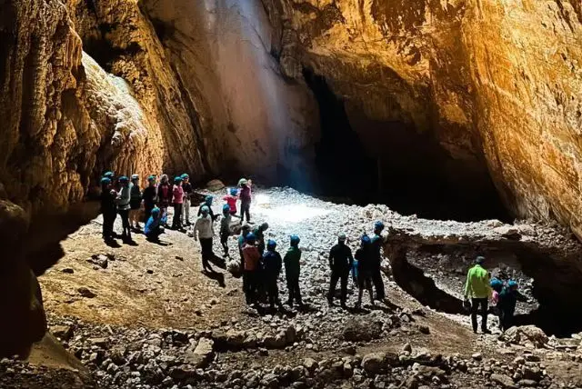 טיול במערת סה נור דה סו הודה (Sa Nurre de Su Hoda Cave) credit to getyourguide.com