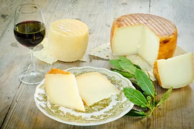 גבינת פקורינו סרדו (Pecorino Sardo) המפורסמת מיותר בסרדיניה