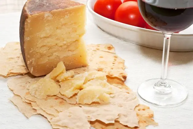 גבינת פקורינו סרדו (Pecorino Sardo) המפורסמת מיותר בסרדיניה