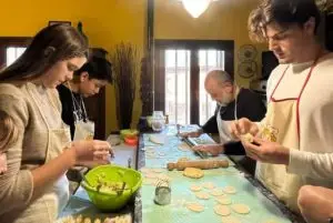 Culurgiones (קולורג'ונס): רביולי ממולא בתפוחי אדמה, גבינת פקורינו ונענע שאפשר לאכול בסרדיניה credit to getyourguide.com