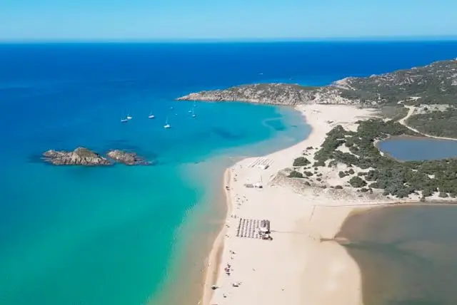 חוף טוארדה (Tuerredda) בדרום סרדיניה - אחד היפים באירופה ומזמינים כניסה באפליקציה credit to getyourguide.com