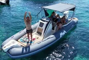 חוף קפריצ'ולי (Capriccioli) בקוסטה זמרלדה שבצפון-מזרח סרדיניה credit to getyourguide.com