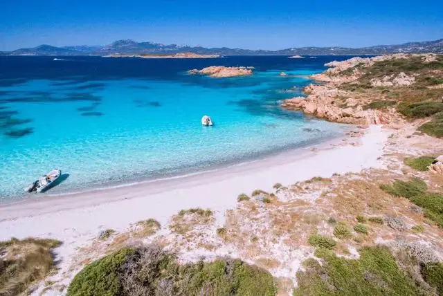 חוף קפריצ'ולי (Capriccioli) בקוסטה זמרלדה שבצפון-מזרח סרדיניה credit to getyourguide.com