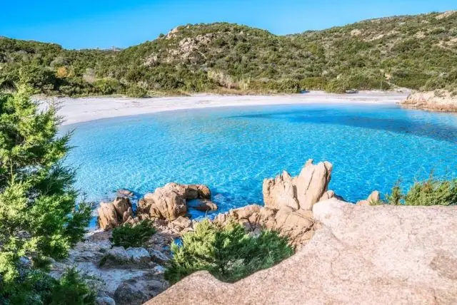 חוף קפריצ'ולי (Capriccioli) בקוסטה זמרלדה שבצפון-מזרח סרדיניה credit to getyourguide.com