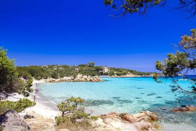 חוף קפריצ'ולי (Capriccioli) בקוסטה זמרלדה שבצפון-מזרח סרדיניה credit to getyourguide.com