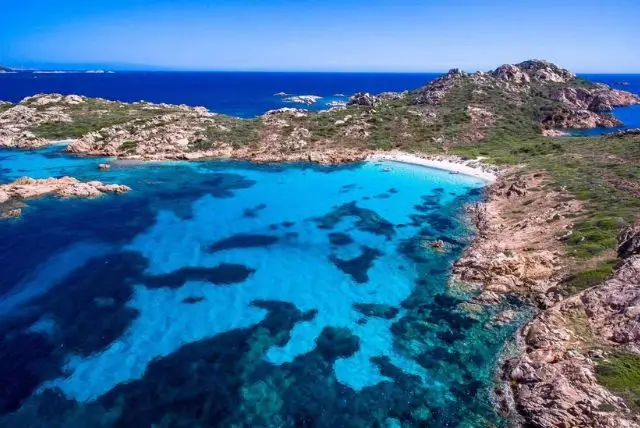 חוף קפריצ'ולי (Capriccioli) בקוסטה זמרלדה שבצפון-מזרח סרדיניה credit to getyourguide.com