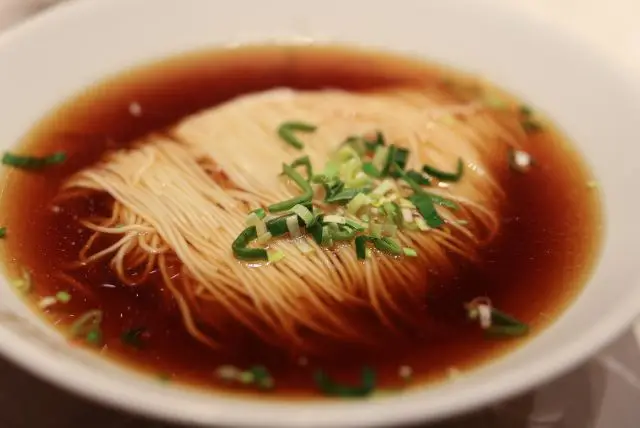 Filindeu (פילינדאו): פסטה נדירה מאוד דמוית חוטים דקים, מוגשת במרק כבש שאפשר לאכול בסרדיניה