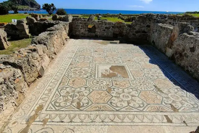 טיול מודרך מקליארי להריסות של נורה (Nora Archaeological Park) credit to getyourguide.com