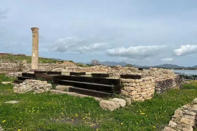 טיול מודרך מקליארי להריסות של נורה (Nora Archaeological Park) credit to getyourguide.com