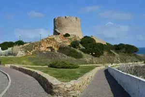 תצפית מגדל טורה די לונגוסרדו (Torre di Longonsardo) בסנטה תרזה גאלורה credit to getyourguide.com