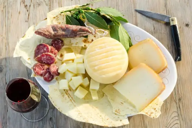 סיור יין בסרדיניה credit to getyourguide.com