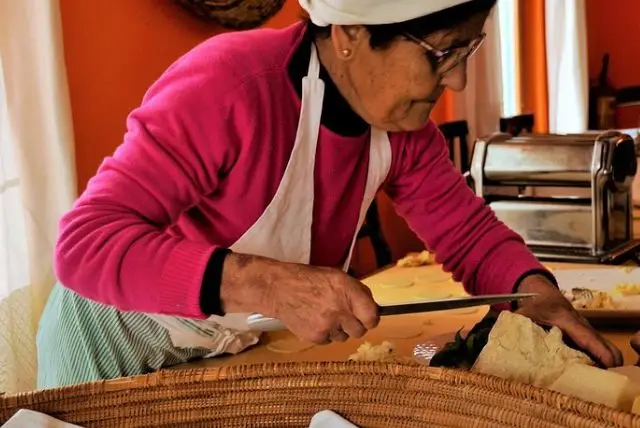 סדנת בישול אוכל מקומי בקליארי בסגנון סרדיניה (Sardinian Cooking Class) להכנת Culurgiones (קולורג'ונס) credit to viator.com