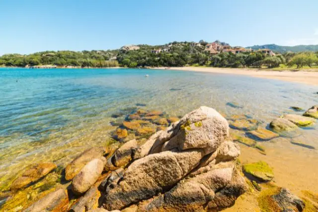 לישה די ואקה (Liscia di Vacca) רצועת חוף ים באיזור קוסטה סמרלדה