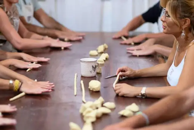 סדנת פסטה בסגנון סרדיניה עם שף מקצועי בעיר אולביה credit to getyourguide.com