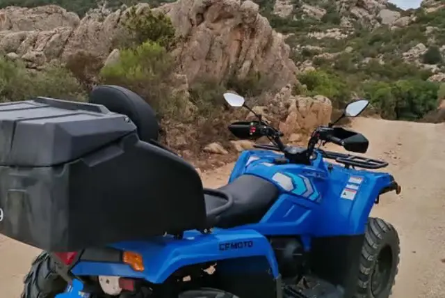 טיול טרקטורונים באיזור חוף האזמרגד (קוסטה סמרלדה) credit to getyourguide.com