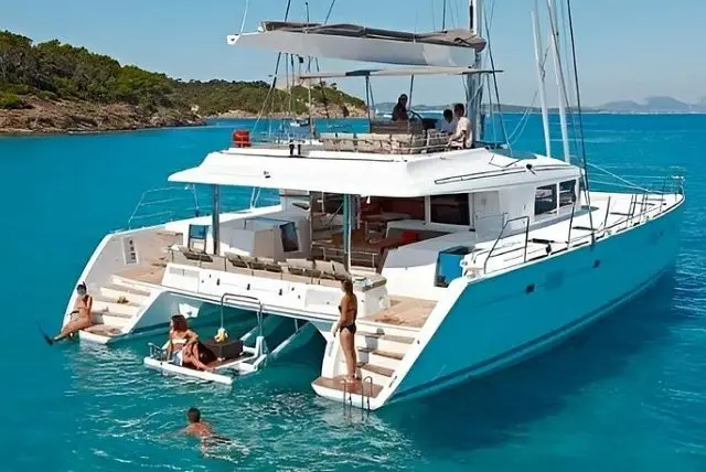 מעבורת בין סרדיניה לקורסיקה credit to viator.com