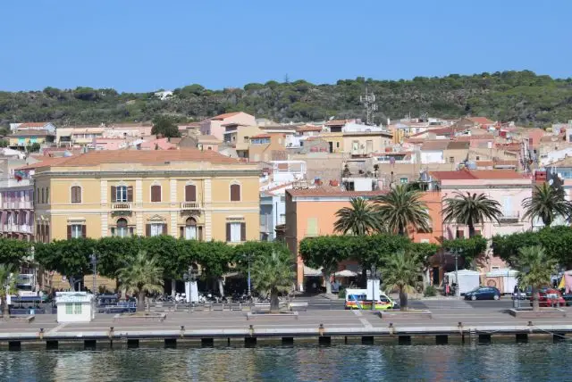 סרדיניה או קורסיקה מי צפונית יותר