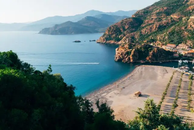 סרדיניה או קורסיקה מי צפונית יותר